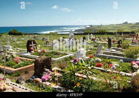 L'île de Pâques, chili, Isla de Pascua, rapa nui, une vue de l'un des cimetières locaux près de l'ahu tahai et ahu vai uri statues, situé sur l'tahai Banque D'Images