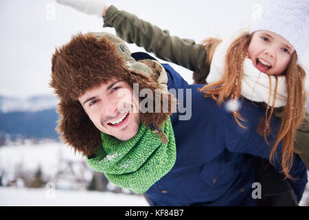 Le père donne son dagter piggyback ride Banque D'Images