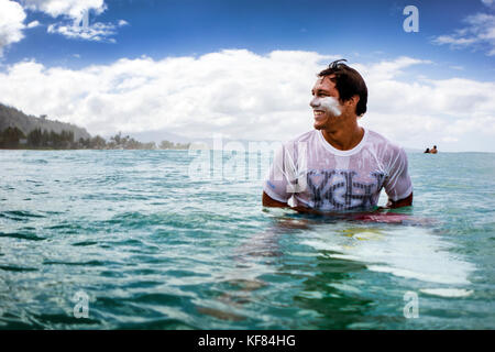 Usa, Oahu, Hawaii, portrait de MMA (Mixed Martial Arts ultimate fighter lowen tynanes le surf au pipe-line beach sur la côte nord d'Oahu Banque D'Images