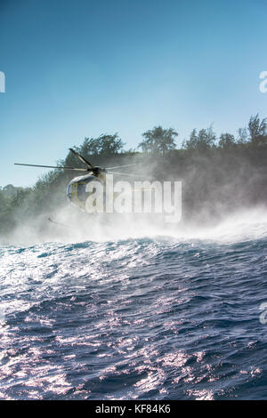 Usa, Hawaii, Maui, Jaws, un hélicoptère survolant les grosses vagues et surfeurs de peahi sur le northshore Banque D'Images