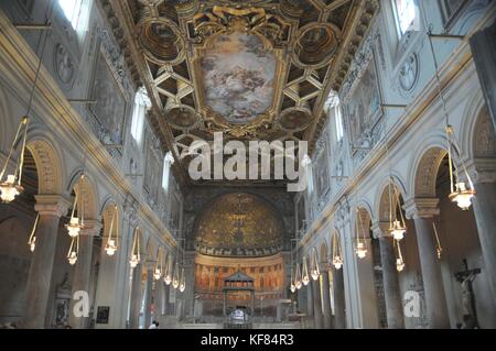 Mosaïque de l'abside et le plafond à l'intérieur de la basilique de San Clemente al laterano, Rome, Italie © fabio mazzarella/sintesi/Alamy stock photo Banque D'Images