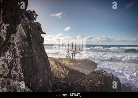 Hawaii, Oahu, côte-nord, les grandes vagues de la houle en roulant sur la Côte-Nord Banque D'Images