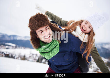 Père aimant l'exercice fille piggyback Banque D'Images