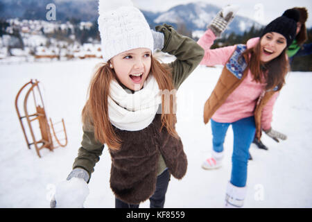 Bataille de boules de neige en hiver en famille Banque D'Images