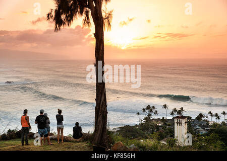 Hawaii, Oahu, côte-nord, eddie aikau, 2016, forte houle vu de dessus Waimea Bay au coucher du soleil Banque D'Images