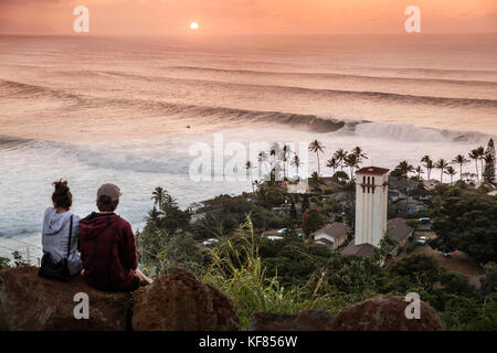 Hawaii, Oahu, côte-nord, eddie aikau, 2016 spectateurs, regarder des surfeurs de la conclusion de l'Eddie aikau big wave 2016 compétition de surf Banque D'Images