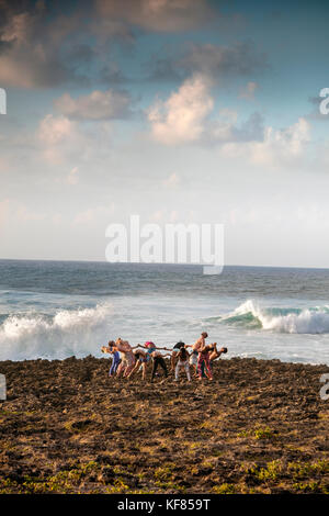 Hawaii, Oahu, côte-nord, le yoga sur les rochers près de l'océan à Turtle Bay Resort Banque D'Images