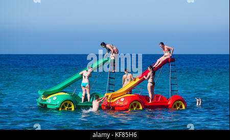 Un groupe d'amis ride voitures aquatiques près de la côte dans Cala San Vicente à Mallorca, Espagne Banque D'Images