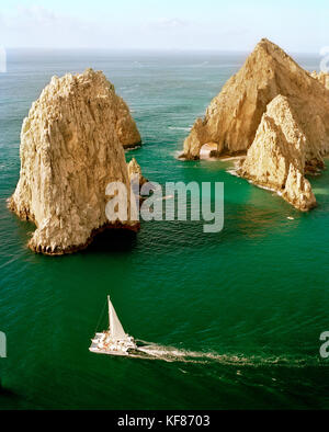 Le Mexique, Cabo San Lucas, baja, un catamaran par l'arcade à lover's beach, également connu sous le nom de Land's end Banque D'Images