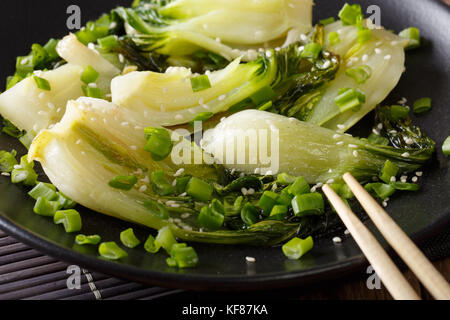 Bébé épicé sauté de bok choy close-up sur une plaque horizontale. Banque D'Images