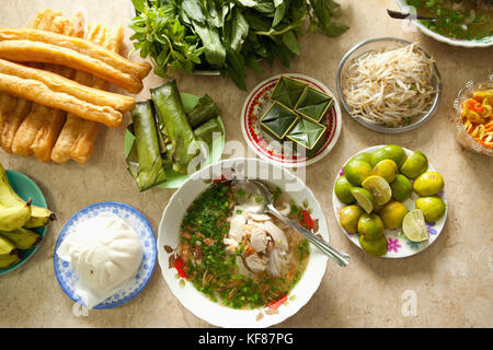 Vietnam, Saigon, restaurant pho hoa aka pho hoa pasteur, un tir de poulet pho dans un bol, habillé avec échalotes et herbes fraîches au sommet, et de nombreux Banque D'Images