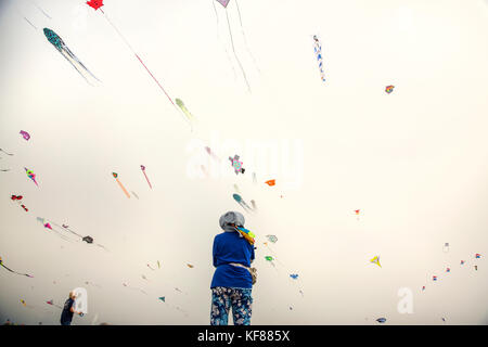 Usa, l'état de Washington, la péninsule de Long Beach, festival international de Cerf-volant, une femme vole son cerf-volant au cours de la télévision et se prosterna devant l'ascension de masse kite Banque D'Images