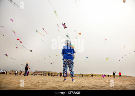 Usa, l'état de Washington, la péninsule de Long Beach, festival international de Cerf-volant, une femme vole son cerf-volant au cours de la télévision et se prosterna devant l'ascension de masse kite Banque D'Images