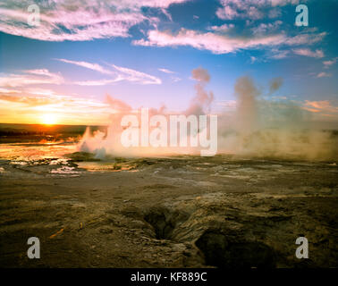 Usa, Wyoming, geyser basin au coucher du soleil, le parc national de Yellowstone Banque D'Images