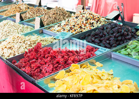 Fleurs d'hibiscus séchées (Flor de hibiscus), mangue, kiwi, banane, dates platano (seco) et une variété d'écrous pour la vente. marché sineu, Majorque, Espagne Banque D'Images