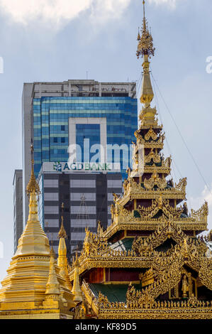 Myanmar. Yangon. La pagode Stupa de Sule avec la Banque AGD en arrière-plan Banque D'Images