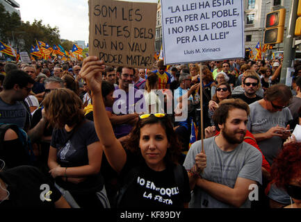 Barcelone, Espagne. 21 Oct, 2017. Des milliers de personnes, dirigée par le président de la Catalogne Carles Puigdemont, prendre la rue de Barcelone, Espagne, le Banque D'Images