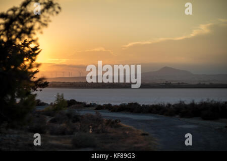 Lac salé de Larnaca au coucher du soleil à l'automne Banque D'Images