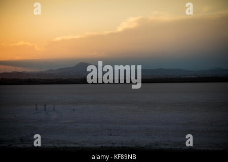 Lac salé de Larnaca au coucher du soleil à l'automne Banque D'Images