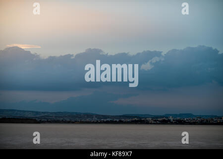 Lac salé de Larnaca au coucher du soleil à l'automne Banque D'Images