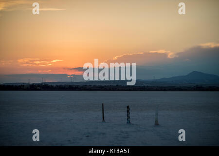 Lac salé de Larnaca au coucher du soleil à l'automne Banque D'Images