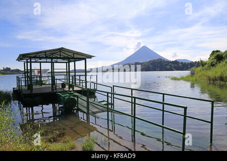 Le Volcan Arenal à partir de Laguna de Arenal, province de Guanacaste, Costa Rica, Amérique Centrale Banque D'Images