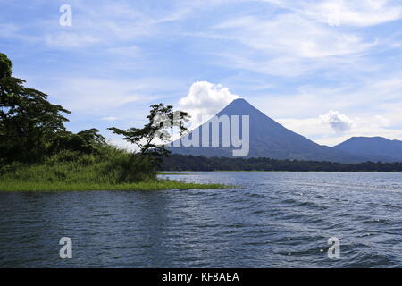 Le Volcan Arenal à partir de Laguna de Arenal, province de Guanacaste, Costa Rica, Amérique Centrale Banque D'Images