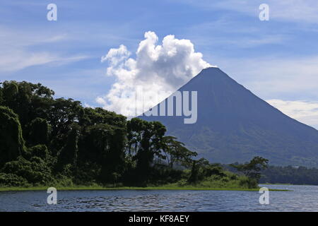 Le Volcan Arenal à partir de Laguna de Arenal, province de Guanacaste, Costa Rica, Amérique Centrale Banque D'Images