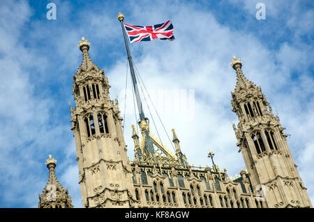 London, UK, 25/10/2017 l'Union européenne drapeau flotte sur la Tour Victoria au palais de Westminster. 'La tour du roi' Banque D'Images
