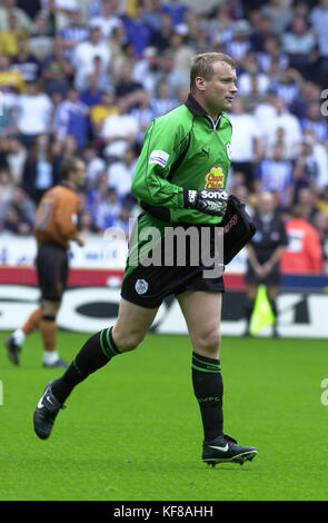 Sheffield Wednesday gardien Kevin Pressman de quitter le terrain après avoir montré une carte rouge à Molineux 2000 Banque D'Images