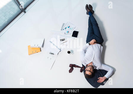 Businessman resting in office Banque D'Images