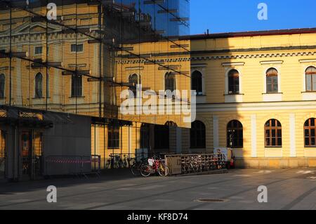 Journée chaude et ensoleillée sur la place près de la gare de Kraków Główny et de Galeria Krakowska à Cracovie, en Pologne. Banque D'Images