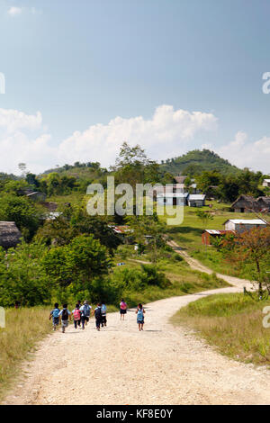 Belize, Punta Gorda, district de Toledo, les enfants dans le village maya de san jose à la maison après l'école Banque D'Images