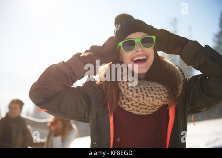 Femme qui aime vraiment l'hiver Banque D'Images