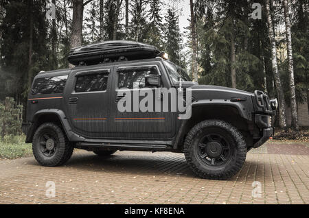Saint-pétersbourg, Russie - 8 octobre, 2017 : Noir Hummer H2 location de stands sur les parking en campagne russe, side view Banque D'Images