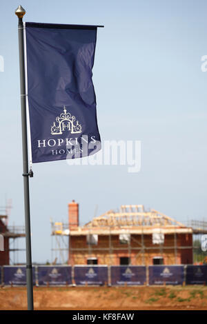 Hopkins Homes drapeaux et maisons en construction à un nouveau développement de Hunstanton, Norfolk. Banque D'Images