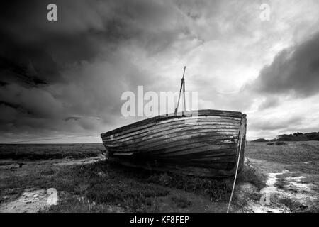 Vieux bateau en bois sur le marais à Thornham sur la côte de Norfolk. Banque D'Images