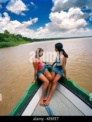 Brésil, Bélem, l'Amérique du Sud, les adolescentes assis sur le pont du bateau sur le fleuve Amazone Banque D'Images