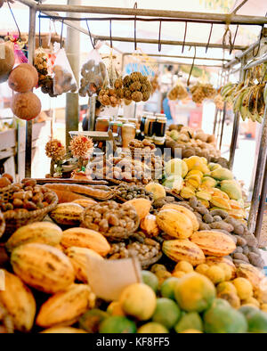 Brésil, Bélem, l'Amérique du Sud, de la variété des fruits à vendre à amazon market à Belem Banque D'Images