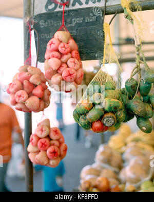 Brésil, Bélem, l'Amérique du Sud, de la variété des fruits à vendre à amazon market à Belem Banque D'Images