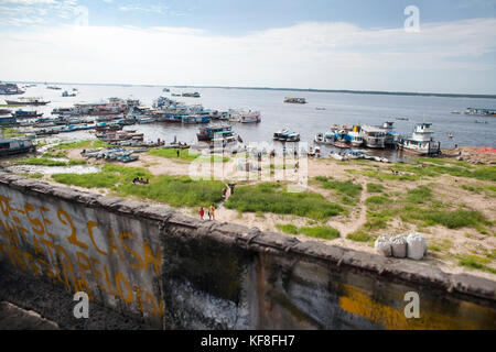 Brésil, Manaus, bateaux stationnés le long de la rivière amazonienne, ce qui porte le poisson et des produits à vendre au marché de Manaus Banque D'Images