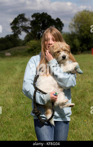 Teenage girl exerçant son animal chien terrier poney club broadway 2017 camp uk Banque D'Images