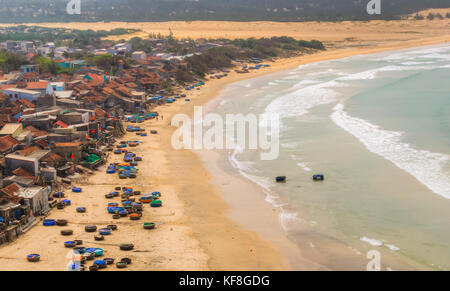 Vue sur le village de pêcheurs de la baie de Qui Nhon, province de Binh Dinh, Vietnam Banque D'Images