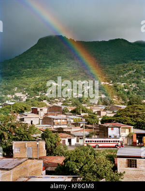 Le Nicaragua, un arc-en-ciel tombe sur la petite ville de montagne de Matagalpa Banque D'Images