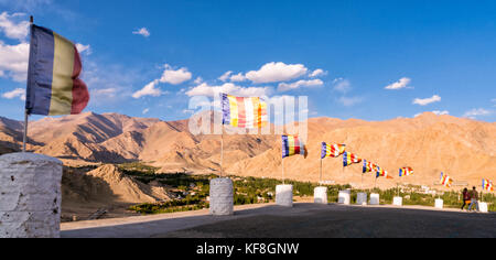 Drapeaux voltigeant dans la brise au Ladakh, Inde Banque D'Images