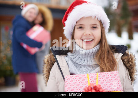 Jolie fille avec cadeaux de Noël Banque D'Images