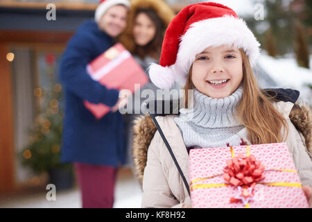 Smiley fille avec cadeau de Noël sur l'écran principal Banque D'Images