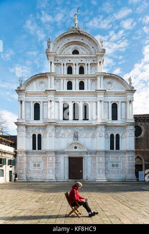 La lecture de l'homme en face de l'église San Zaccaria, Venise, Italie Banque D'Images