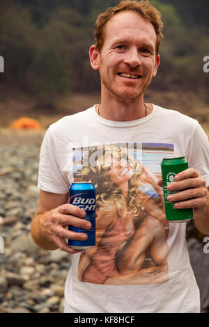 Usa (Oregon), Wild and Scenic Rogue River dans le district de Medford, boire une bière ou deux à la centrale horseshoe bend campground Banque D'Images