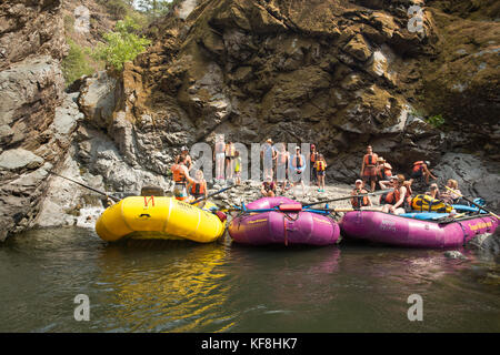 Usa (Oregon), Wild and Scenic Rogue River dans le district de Medford, de chevrons stop pour profiter d'une chute sur le bord des rivières Banque D'Images